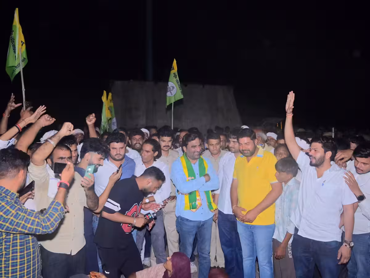 100 गाड़ियों के काफिले के साथ श्रीगंगानगर कूच कर रहे थे बेनीवाल, पुलिस ने टोल नाके पर रोका; हाईवे पर बैठ गए समर्थक