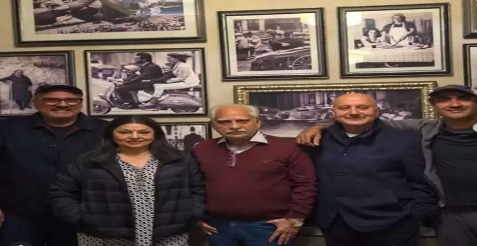 'खोसला का घोसला-2' के सीक्वल से पहले 'शोले' के डायरेक्टर संग जमी महफिल, अनुपम खेर ने शेयर कीं खास तस्वीरें