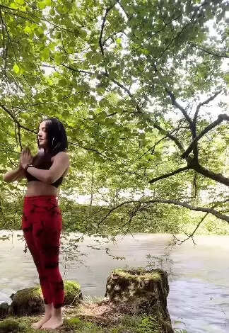 ‘नदी समीपे ध्यानम’ करती नजर आईं सेलिना जेटली, मिलते हैं कई लाभ