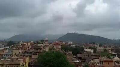 राजस्थान में मानसून का कहर जारी, अजमेर में दीवार गिरने से गाड़ियां दबीं; वीडियो में जाने 12 जिलों में सूखे जैसे हालात