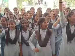 बांसवाड़ा में छात्राओं ने जली और कच्ची रोटियों की शिकायत लेकर जिला कलक्ट्रेट पहुंचकर विरोध जताया