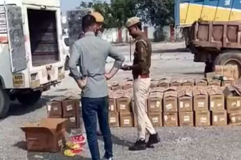 वीडियो में देखें राजस्थान में विस्फोटक से भरा ट्रक पकड़ा, डेटोनेटर और जिलेटिन छड़ें भी मिली, 2 गिरफ्तार