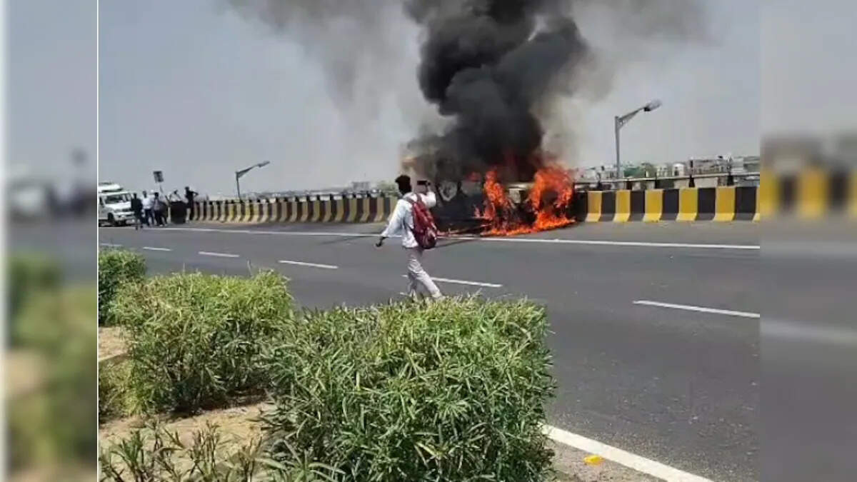 टोंक में बड़ा हादसा टला, बैंक कैश वैन में लगी आग, वीडियो में जाने करीब 5 करोड़ रुपए सुरक्षित बचाए गए
