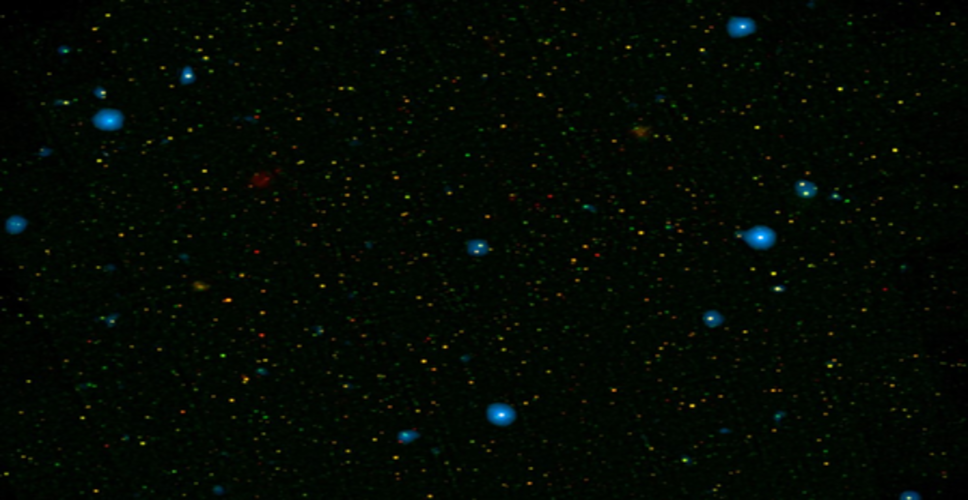 असंख्य तारे व सूर्य फिर भी अंतरिक्ष क्यों दिखता है डार्क? जानें दिन में नीला और रात में काला क्यों होता है आकाश