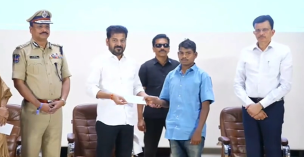 तेलंगाना: 130 माओवादी मुख्यधारा में हुए शामिल, सीएम के सामने किया सरेंडर