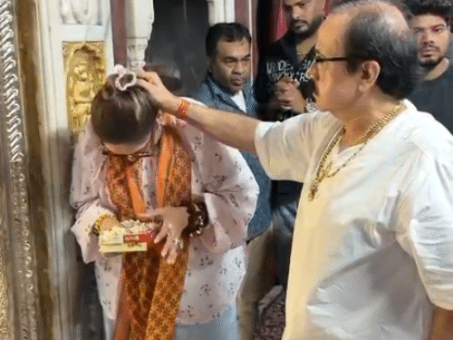 जयपुर पहुंचीं गोविंदा की पत्नी सुनीता आहूजा, फुटेज में देंखे काले हनुमानजी मंदिर में की पूजा; नजर उतरवाई और बंधवाया काला धागा