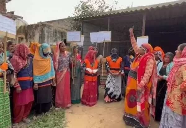 वीडियो में देखें भरतपुर में राजीविका कर्मचारियों ने सरपंचों के खिलाफ प्रदर्शन किया, पेमेंट में रिश्वत की शिकायत