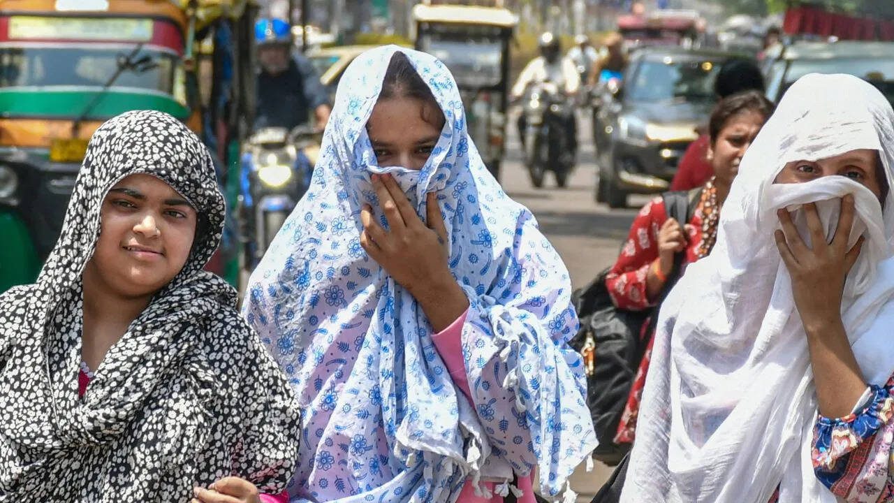 यूपी बना आग का गोला… पारा पहुंचा 47°C के पार; दिल्ली में भी रिकाॅर्ड गर्मी; बिहार में होगी बारिश, MP- राजस्थान में कैसा रहेगा मौसम?