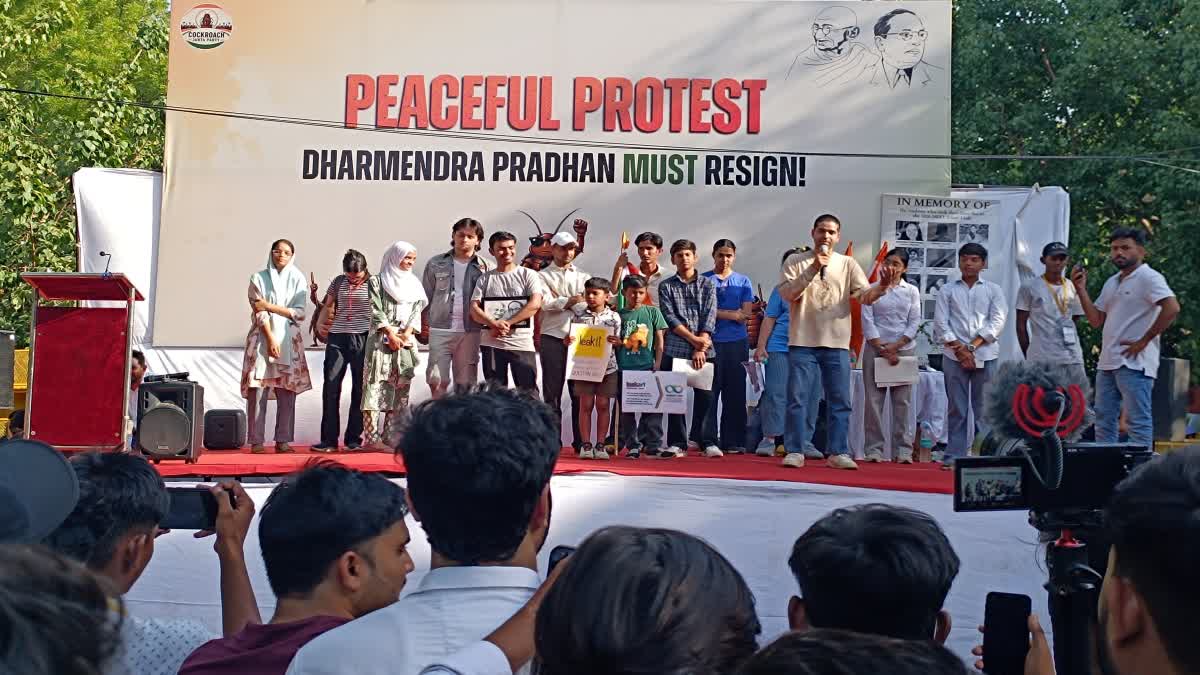 जंतर-मंतर प्रदर्शन: तीन छात्र नेताओं ने खत्म की भूख हड़ताल, वीडियो में देंखे शबाना आजमी और प्रकाश राज ने पिलाया पानी; आज प्रस्तावित संसद मार्च