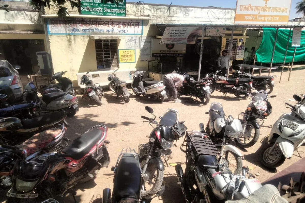 अस्पताल बना पार्किंग स्थल, रोगी हो रहे परेशान