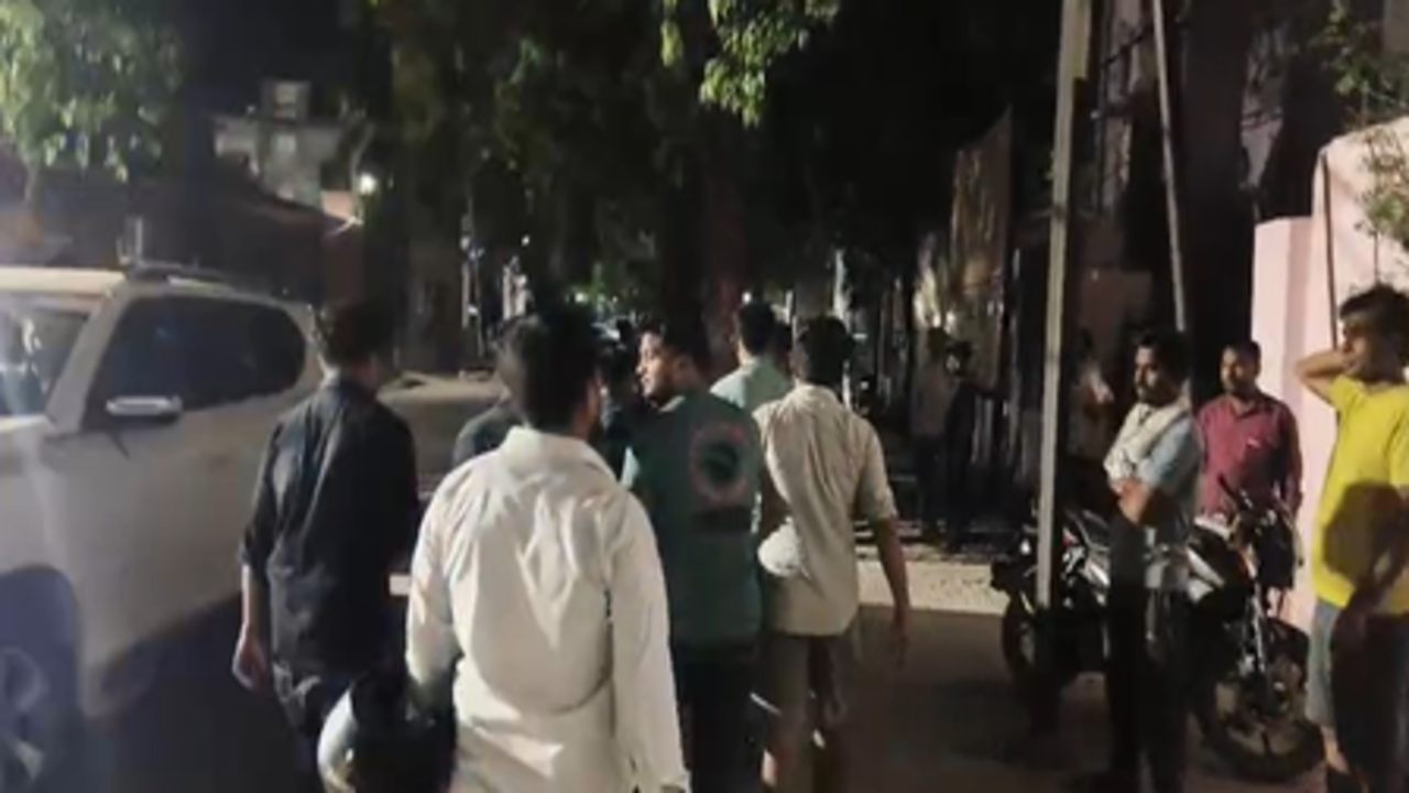 एटा में सड़क पर सांड बना हादसे की वजह, कार चालक की मौत