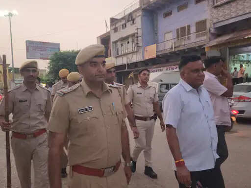 डीग में पुलिस ने निकाला फ्लैग मार्च, सुरक्षा व्यवस्था का दिया संदेश