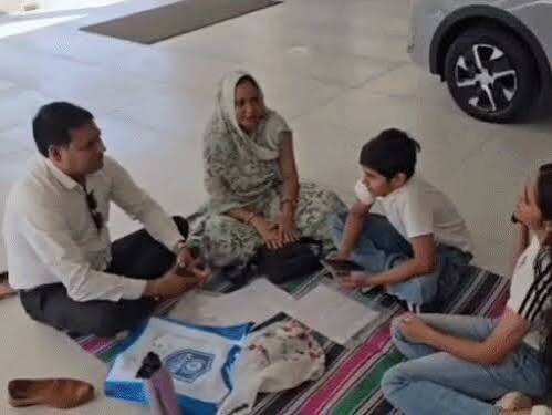 अलवर में टाटा कार से परेशान अफसर ने शोरूम में परिवार के साथ दिया धरना, वीडियो में देंखे कार पर लिखा- ‘गधा खरीद लेना बेहतर’