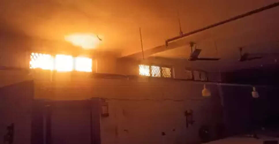 गाजियाबाद : ट्रॉनिका सिटी में कपड़ा फैक्ट्री में भीषण आग, फायर ब्रिगेड ने कड़ी मशक्कत के बाद पाया काबू