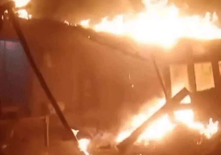 उदयपुर में देर रात सनसनी, वीडियो मे देखें चार हमलावरों ने घर में लगाई आग, नाबालिग को अगवा करने की कोशिश