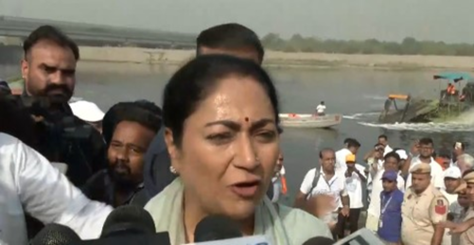 दिल्ली की मुख्यमंत्री रेखा गुप्ता ने यमुना किनारे सफाई अभियान का किया नेतृत्व, कई भाजपा नेता भी हुए शामिल
