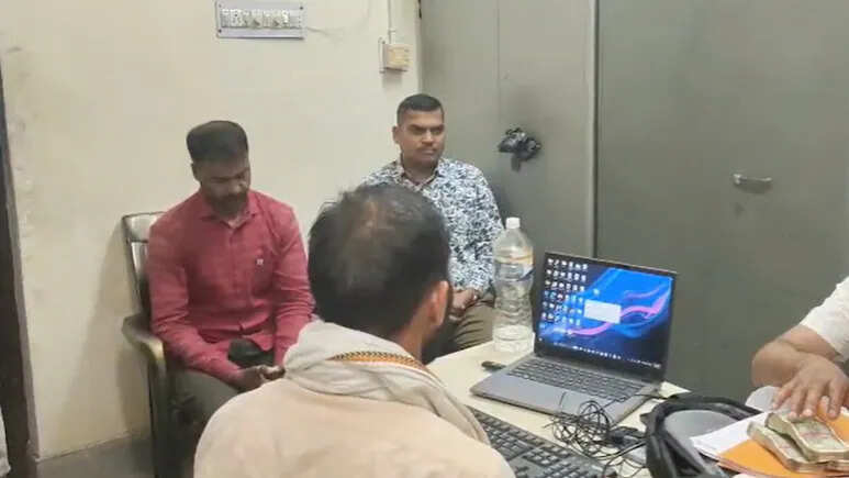 एसीबी ने अलवर में तहसीलदार को 1.5 लाख रुपये रिश्वत लेते गिरफ्तार किया