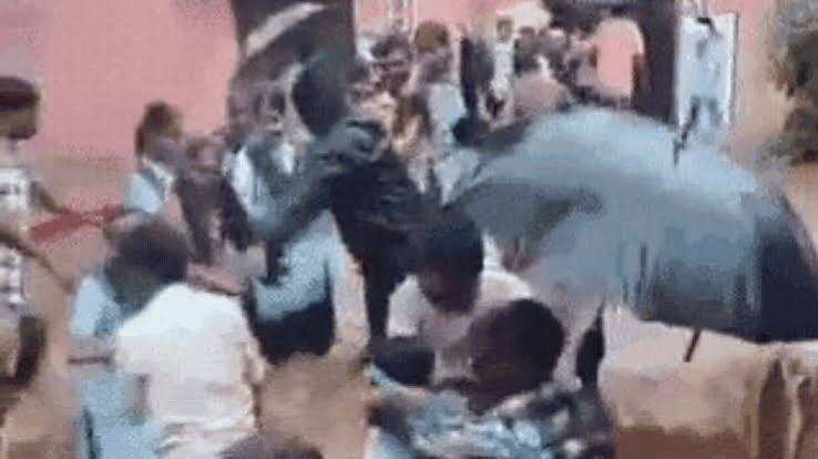 मनोहरथाना के सरकारी स्कूल में घुसा बरसाती नाले का पानी, अचानक तेज बहाव से मची अफरा-तफरी