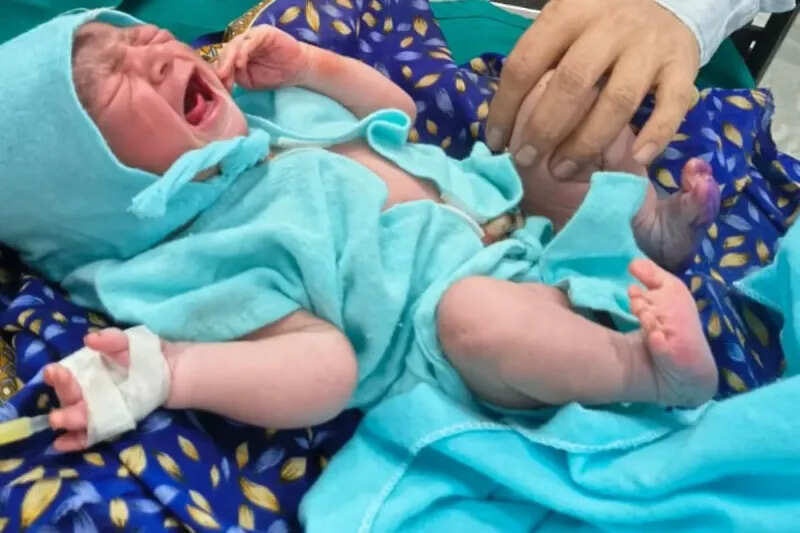 खेत में इंजेक्शन के डिब्बे से सुनाई दी रोने की आवाज, अंदर मिला नवजात, मचा हड़कंप