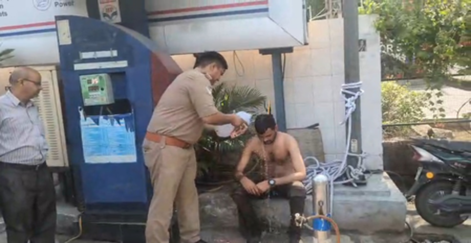 नोएडा : आत्मदाह की कोशिश नाकाम, पुलिस की तत्परता से बची युवक की जान