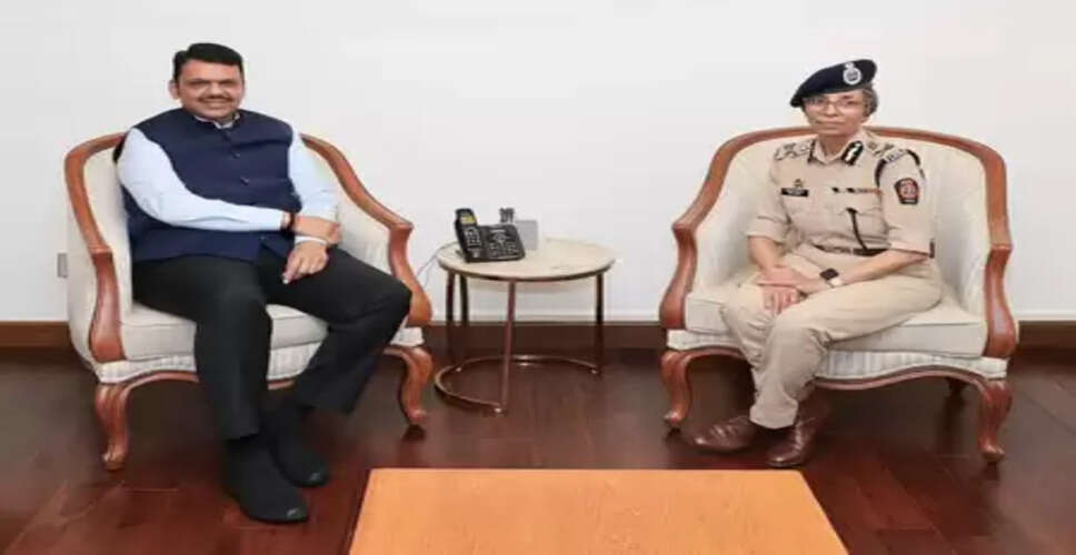 मुंबई: सीएम फडणवीस ने रिटायर हुईं डीजीपी रश्मि शुक्ला से की मुलाकात, सफल करियर की शुभकामनाएं दी