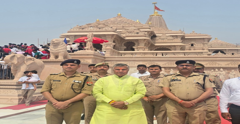 अयोध्या: मंत्री धर्मवीर प्रजापति और पूर्व सांसद लालू सिंह ने मंदिर में पूजा-अर्चना कर पीएम मोदी की दीर्घायु की कामना की