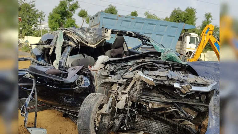 दिल्ली-जयपुर हाईवे पर भीषण सड़क हादसा, तेज रफ्तार से आ रही कार खड़े ट्रेलर से टकराई, हादसे में 3 की मौत