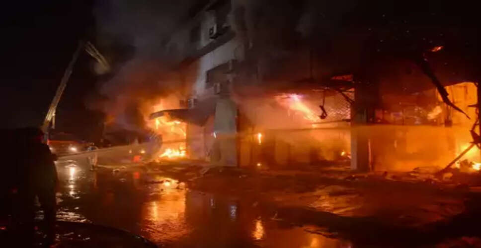 पाकिस्तान: गुल प्लाजा अग्निकांड में मृतकों की संख्या बढ़कर 60, एक ही दुकान से बरामद हुए 30 शव