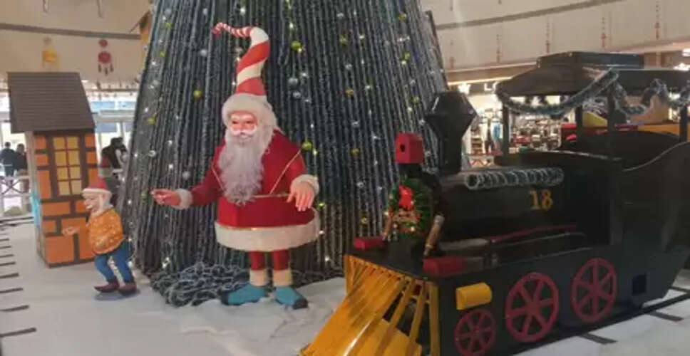 नोएडा में क्रिसमस का जश्न, सुरक्षा व्यवस्था चाक-चौबंद: गलत पार्किंग पर सख्ती, मॉल और चर्चों में उमड़ी भीड़