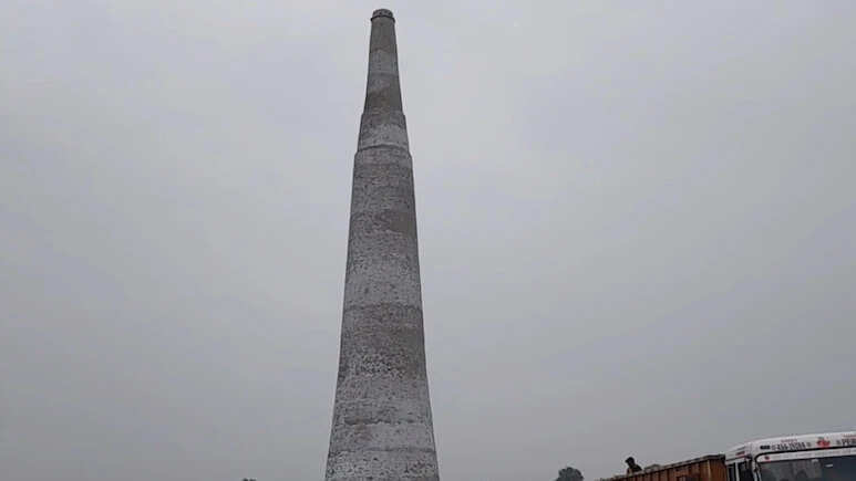 राष्ट्रीय सुरक्षा से खिलवाड़ पर बुरा फंसा प्रशासन, सुरक्षा एजेंसी भी हैरान, पाक सीमा के पास कैसे बनी चिमनी?