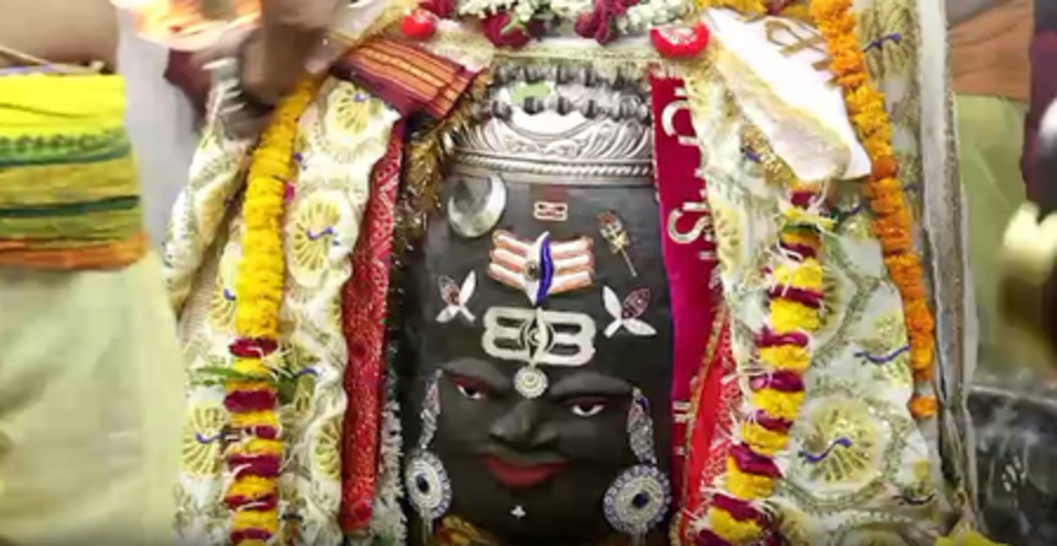 पंचामृत पूजन और आभूषण से बाबा महाकाल का शृंगार, भव्य भस्म आरती की गई