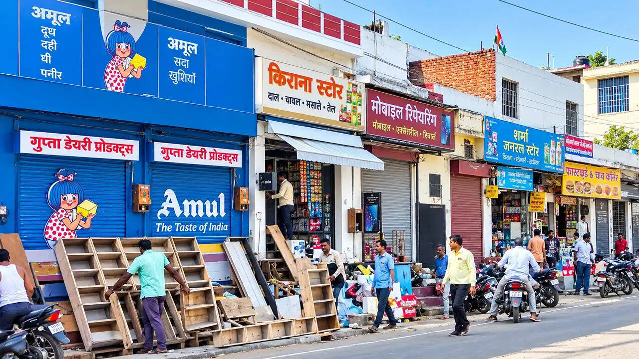 जयपुर में बुलडोजर का खौफ, दुकानों पर लगी 60% छूट तक की सेल, उमड़ी भीड़