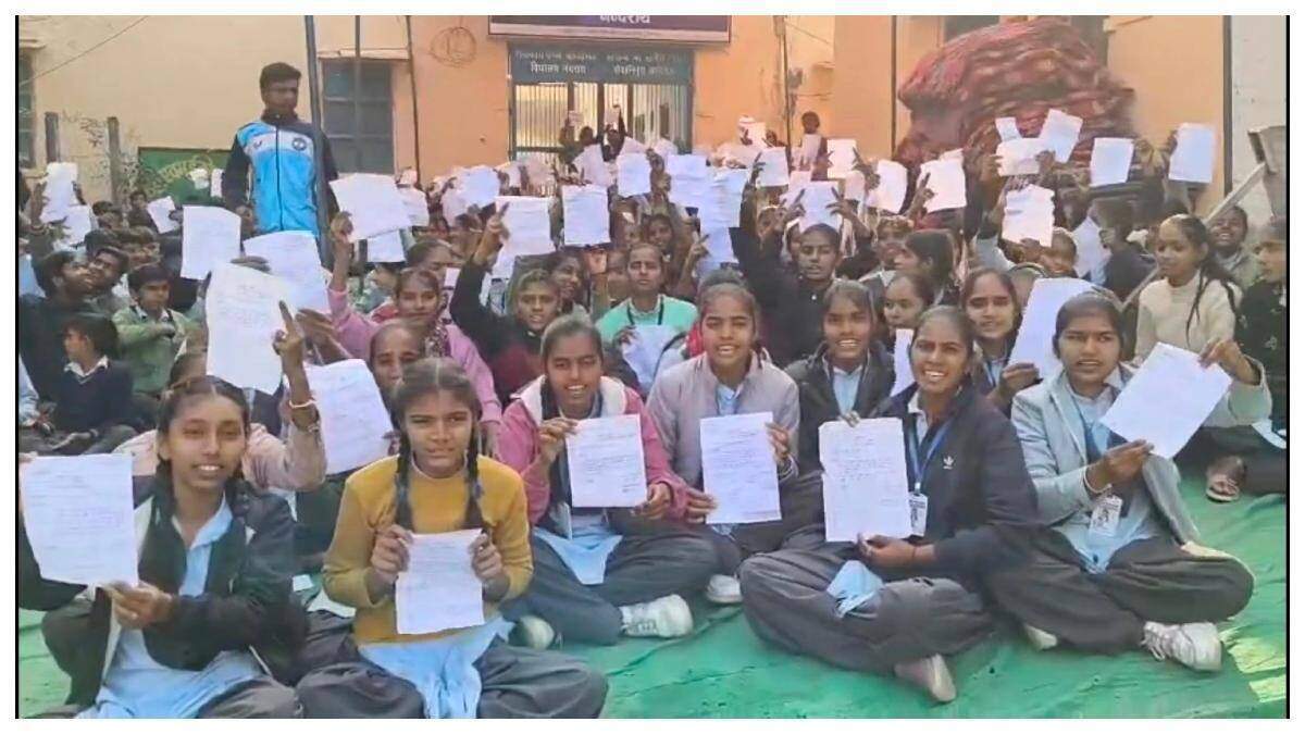 भीलवाड़ा में लेक्चरर ट्रांसफर के विरोध में धरना, वीडियो में देखें 7 छात्राओं की बिगड़ी तबीयत, SDM से छात्रों की तीखी बहस
