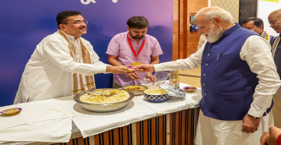 'ये वाला खिलाओ...', बंगाल के सीएम सुवेंदु अधिकारी ने प्रधानमंत्री मोदी को खिलाई झालमुड़ी