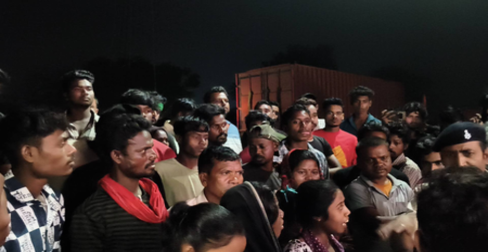 धनबाद में भू-धंसान से कई घर जमींदोज, मलबे में दबे कई लोग; गुस्साए लोग सड़क पर उतरे