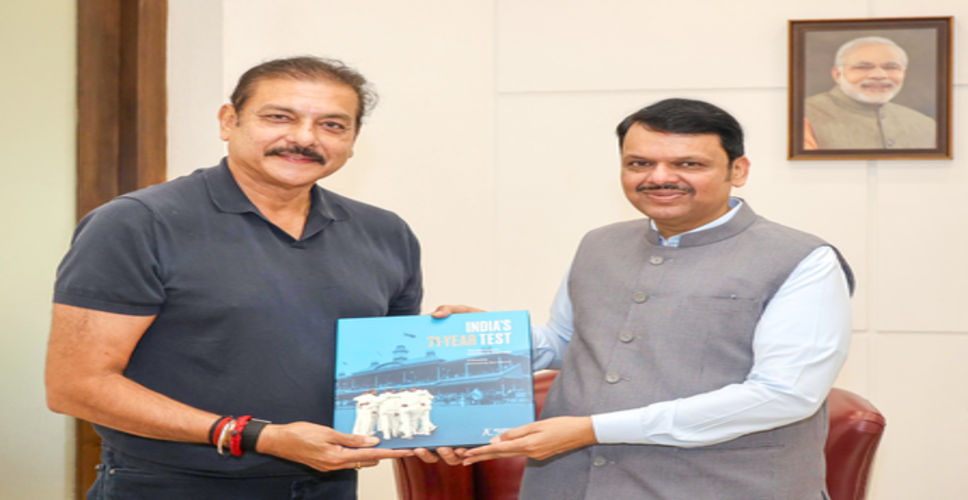 महाराष्ट्र के मुख्यमंत्री देवेंद्र फडणवीस ने रवि शास्त्री से की मुलाकात, पूर्व क्रिकेटर ने भेंट की किताब