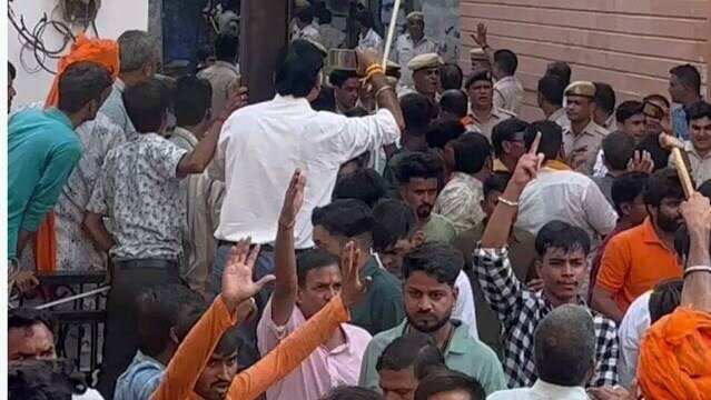 भीलवाड़ा के जहाजपुर में अतिक्रमण हटाने पर बवाल, धार्मिक स्थल की दीवार हटाने के विरोध में पथराव, फुटेज में देंखे पुलिस ने किया लाठीचार्ज