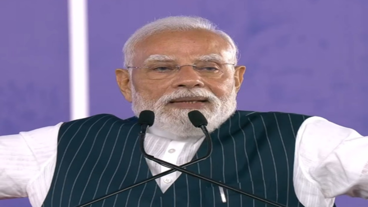 भारत सेमीकंडक्टर हब बनने की दिशा में तेजी से बढ़ रहा : पीएम मोदी