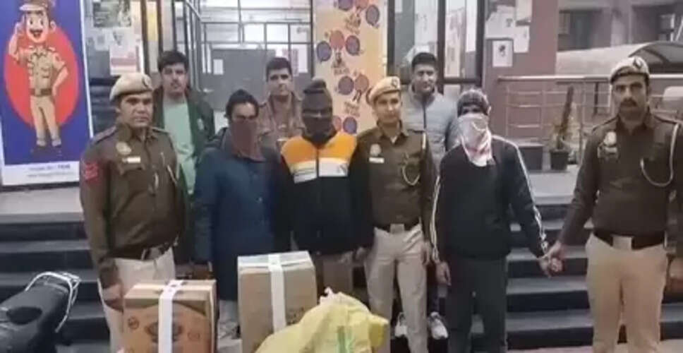 दिल्ली में चोरी के आरोप में तीन गिरफ्तार, नकदी, सोना, चांदी और बाइक बरामद