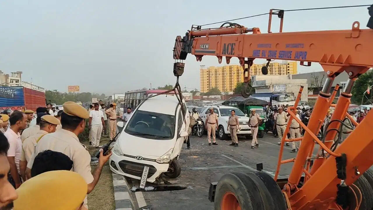 जयपुर में बड़ा सड़क हादसा: VIP मूवमेंट के दौरान खड़े वाहनों में स्लीपर बस की जोरदार टक्कर, 6 घायल