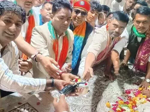 मन्नत पूरी होने पर किसान ने सांवलियाजी को चढ़ाया चांदी का प्रेशर कुकर, वीडियो में देखें विधायक को सिक्कों से तोला