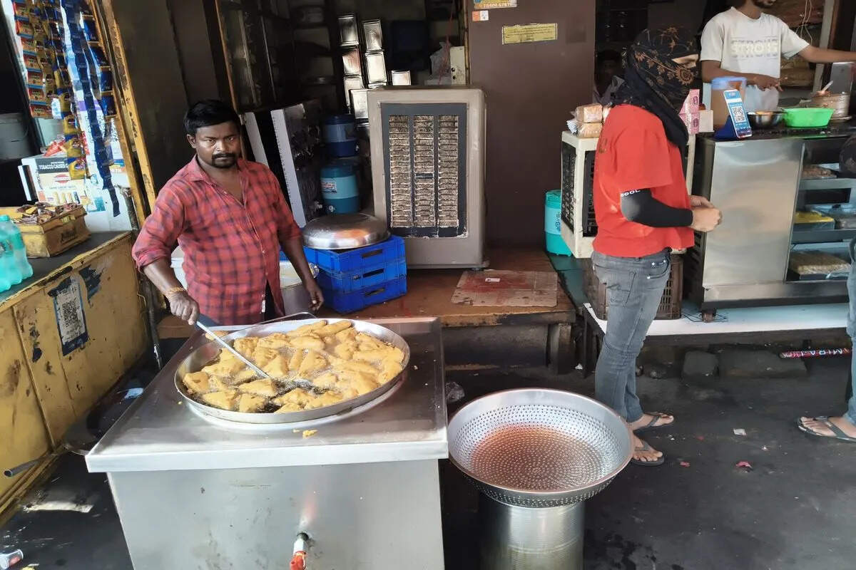 रसोई गैस की बढ़ती कीमतों से बदली चूल्हे की तस्वीर, पारंपरिक व्यवस्था छोड़ रहे कारोबारी