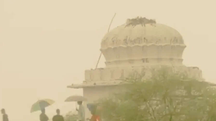 राजस्थान में मौसम का कहर: ब्यावर के देवनारायण मंदिर पर गिरी बिजली, गुंबद क्षतिग्रस्त; अजमेर-माउंट आबू में बारिश से राहत