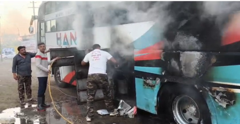 महाराष्ट्रः बुलढाणा में चलती बस में लगी भीषण आग, 30 यात्री बाल-बाल बचे