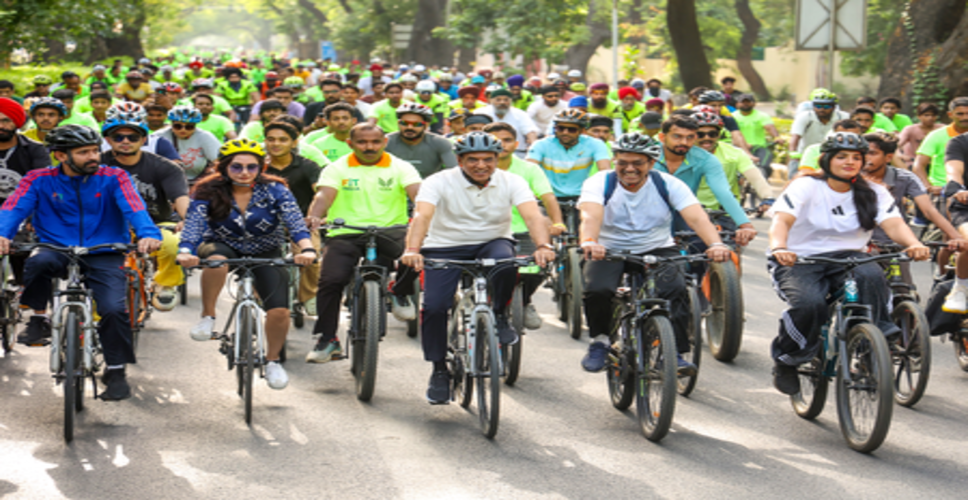 अंतरराष्ट्रीय योग दिवस से पहले मुंबई के वर्ली समुद्र तट पर 'फिट इंडिया साइक्लोथॉन' का आयोजन