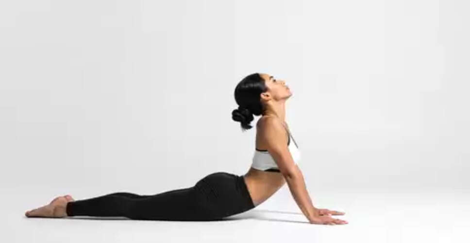 रीढ़ की हड्डी को लचीला, पाचन तंत्र को मजबूत बनाता है तिर्यक भुजंगासन, महिलाओं के लिए भी खास