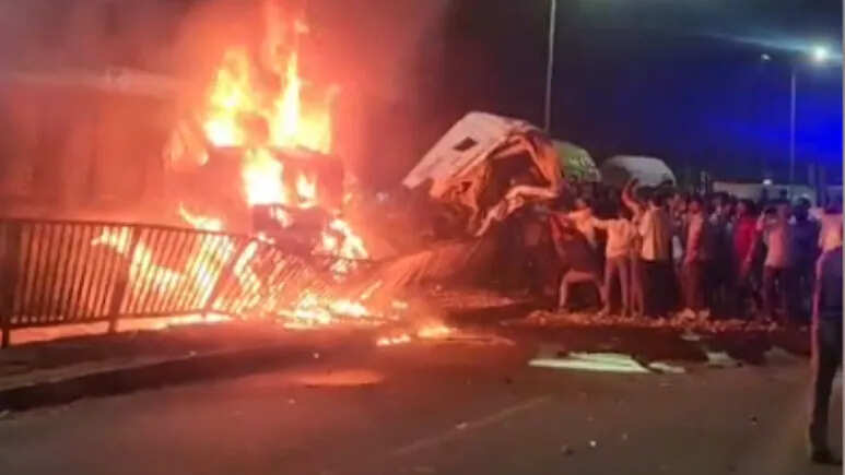 सिरोही में भीषण सड़क हादसा: दो ट्रेलरों की टक्कर, चालक और खलासी जिंदा जल गए