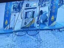 डीग जिले के पेट्रोल पंप पर 6 बदमाशों ने किया जीजा-साले से मारपीट, वीडियो में जाने 35 हजार रुपए लूटकर फरार