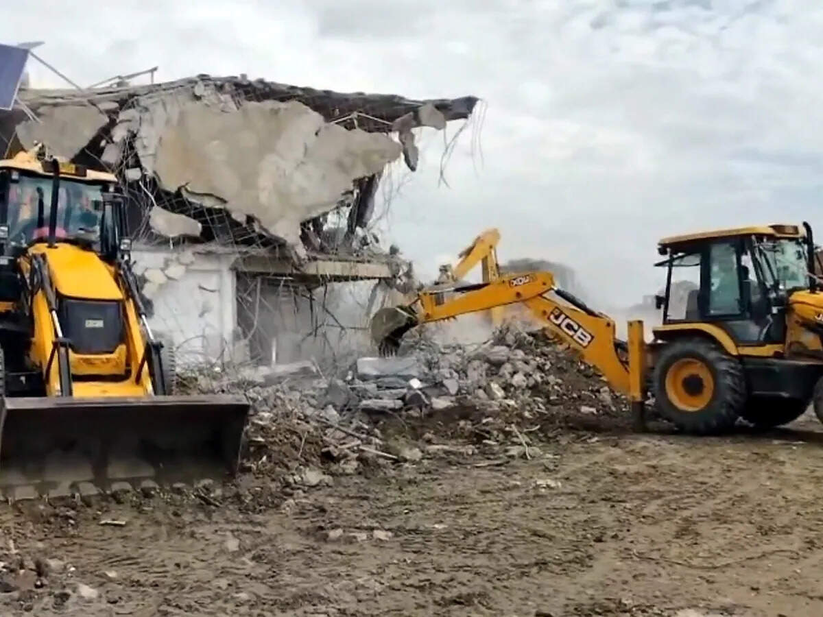 वीडियो में देखें झुंझुनूं में एमडी ड्रग्स फैक्ट्री पर चला बुलडोजर, 100 करोड़ की नशीली सामग्री जब्त होने के बाद बड़ी कार्रवाई