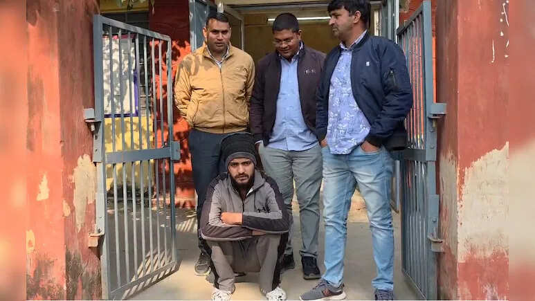 अलवर पुलिस का बड़ा ऑपरेशन, फोन पर गिरफ्तारी की धमकी देकर पैसे ऐंठने वाला साइबर ठग गिरफ्तार